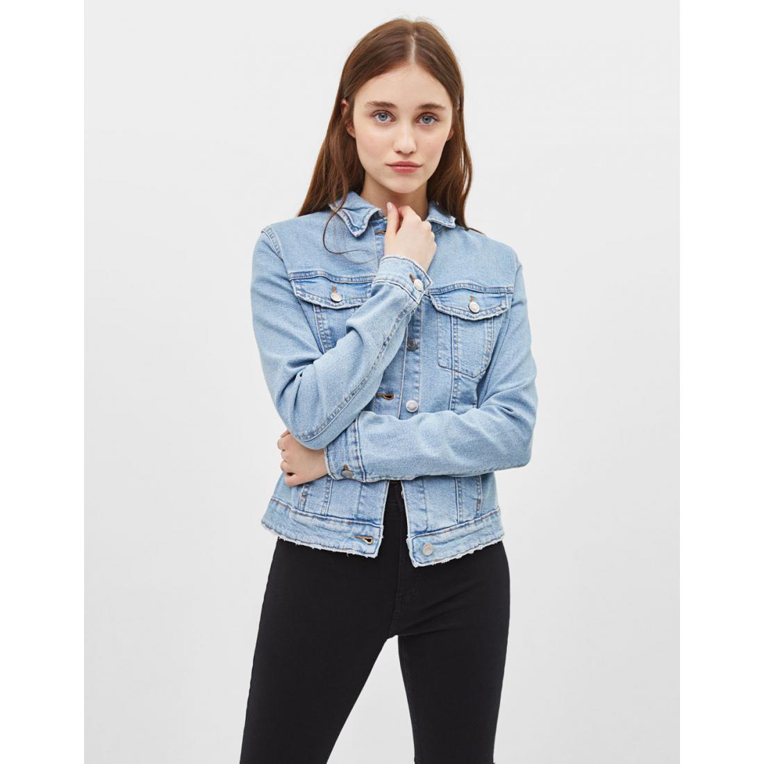 Collared denim jacket with long sleeves and buttoned cuffs. Featuring two chest flap pockets and metal button-up fastening in the front.
