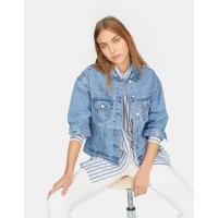 Collared denim jacket with long sleeves and buttoned cuffs. Featuring two chest flap pockets and metal button-up fastening in the front.
